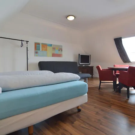 Spacious Holiday In With A Terrace בית נופש