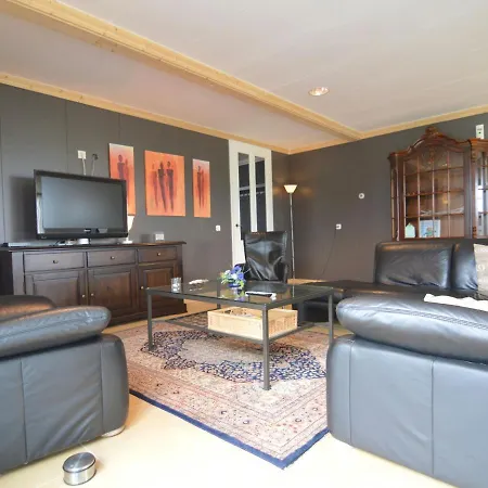 Spacious Holiday In With A Terrace בית נופש *